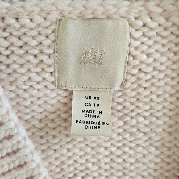 Pink cable knit Cardigan 🎀 - Picture 4 of 9